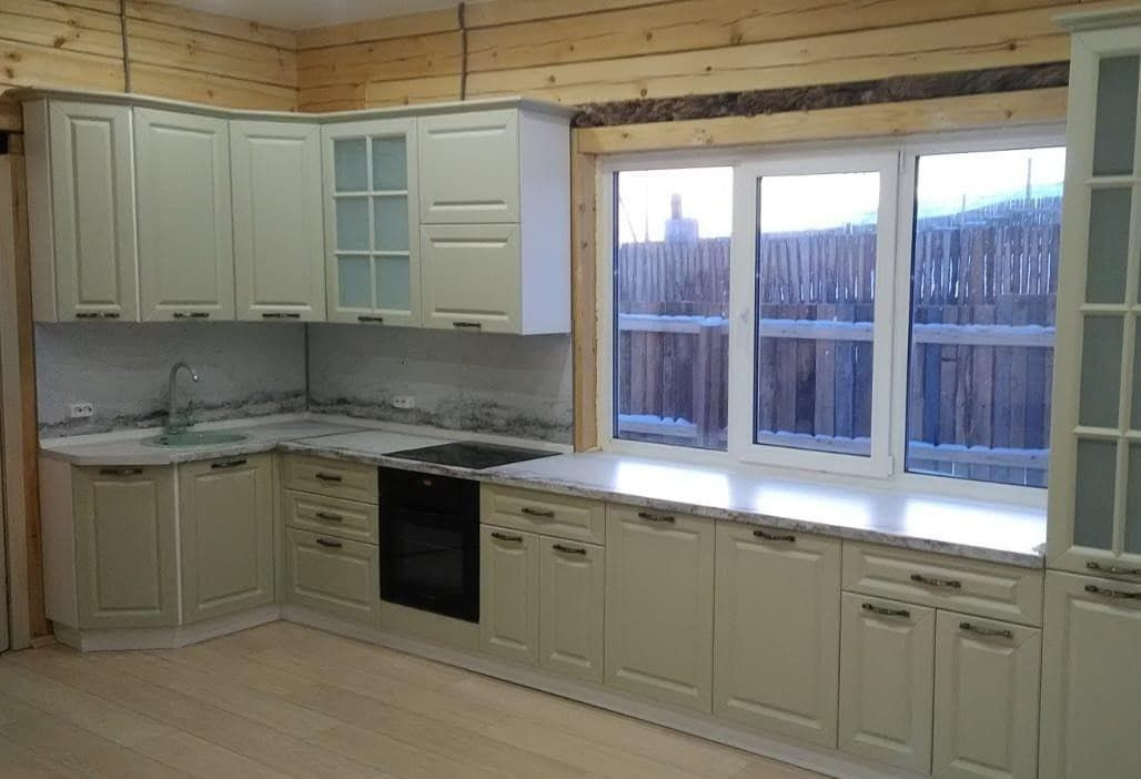 Неоклассическая кухня в загородный дом с просторной рабочей зоной под окном - фото - 1