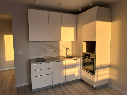 Белая угловая современная мини-кухня с пеналом - фото - 1