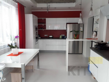 Белая кухня без ручек с глянцевыми фасадами - фото - 1