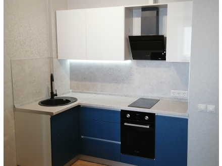 Небольшая синяя кухня - фото - 1