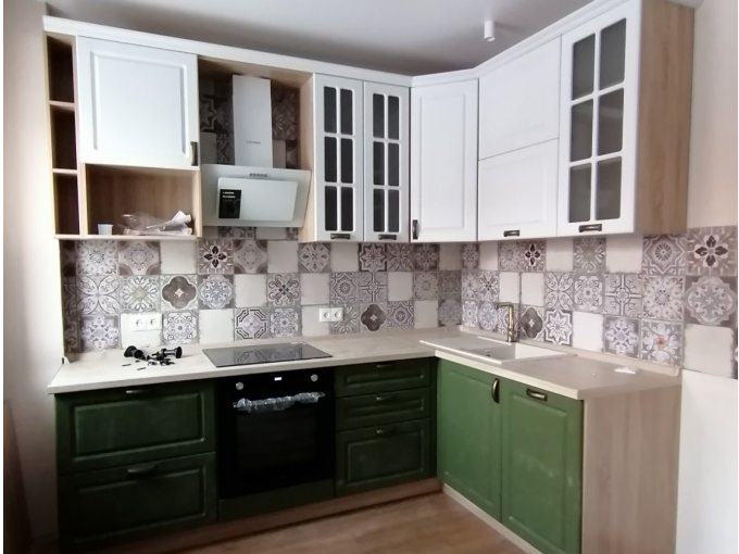 Неоклассическая кухня с ярко-зелеными нижними фасадами и белым верхом - фото - 1