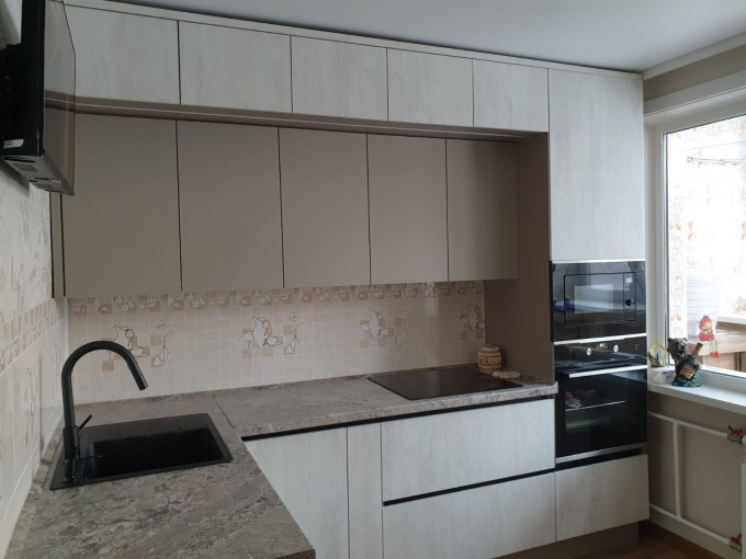Современная кухня без ручек под потолок с серыми фасадами с древесной текстурой - фото - 1
