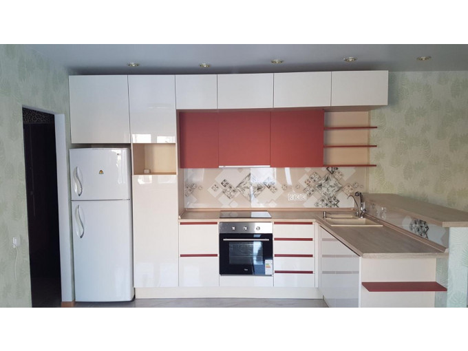 Современная белая кухня с ярким красным декором - фото - 4