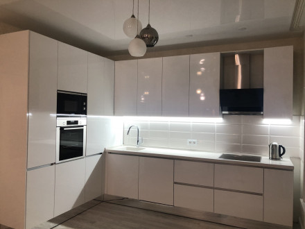 Угловая, белая,  кухня в квартиру студию без видимых ручек - фото - 1