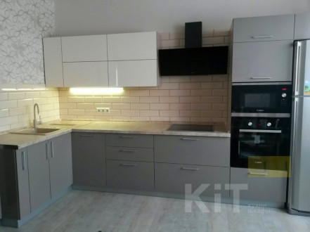 Трендовая, угловая  кухня в превосходном сочетании серого + белого цвета - фото - 1