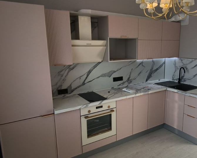 Современный кухонный гарнитур с рифлёными фасадами в трендовом розовом цвете - фото - 1