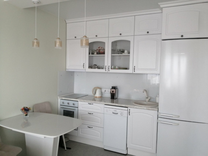 Белая кухня в неоклассическом стиле прямая (3 метра) - фото - 2