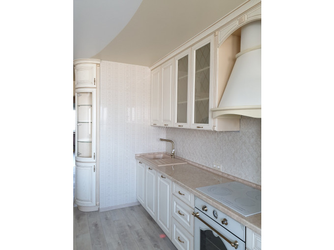Белая кухня в классическом стиле прямая - фото - 2