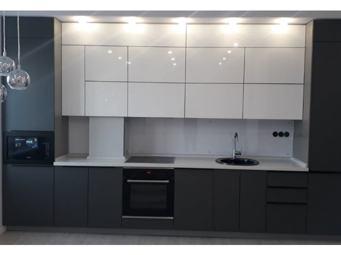 Современный кухонный гарнитур под потолок с матовыми серыми фасадами - фото - 1