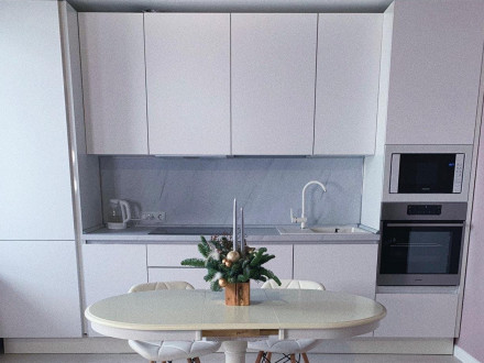 Белая современная кухня с двумя пеналами по бокам для встроенной техники - фото - 1