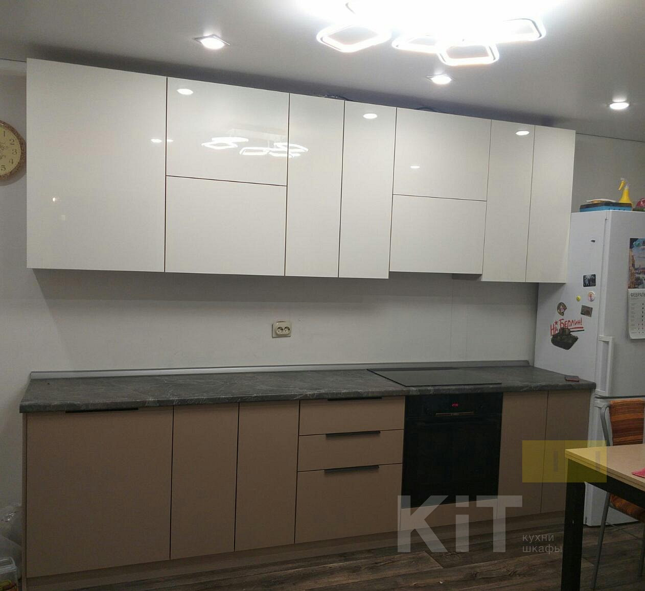 Современный кухонный гарнитур с глянцевыми фасадами бежевого и белого цвета - фото - 1