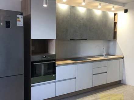 Современный кухонный гарнитур без ручек с белыми и графитовыми фасадами - фото - 3