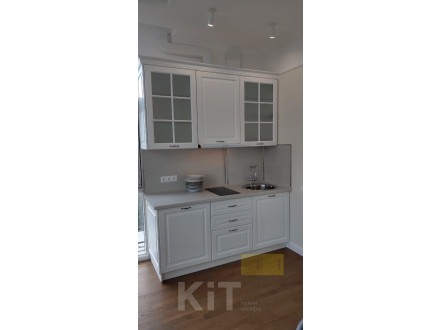 Белая мини-кухня в стиле неоклассика - фото - 1