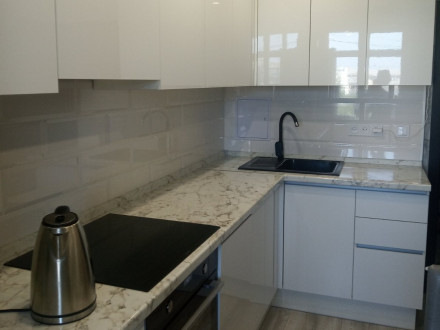 Современный белый кухонный гарнитур с глянцевыми белыми фасадами - фото - 2
