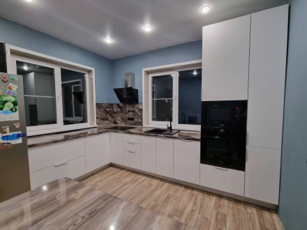 Белая угловая кухня без навесных шкафов в загородный дом - фото - 2
