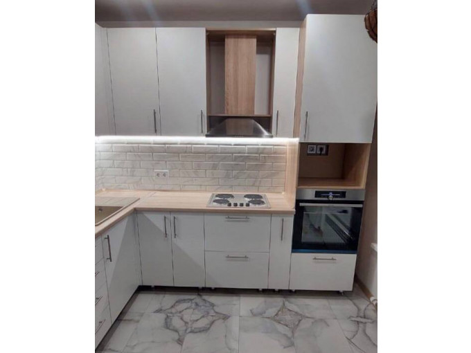 Белая угловая кухня с пеналом для встроенной техники - фото - 1
