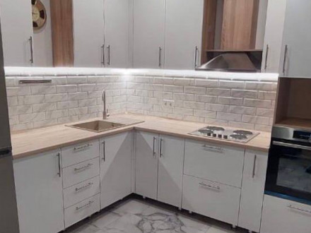 Белая угловая кухня с пеналом для встроенной техники - фото - 2