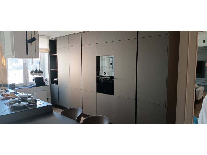 Кухня в современном стиле с темно-серыми фасадами без ручек - фото - 3