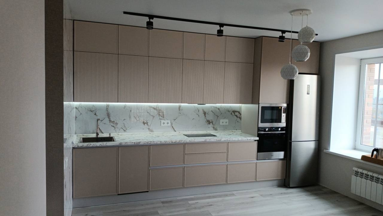 Просторная линейная кухня с  рифлеными фасадами под потолок - фото - 2