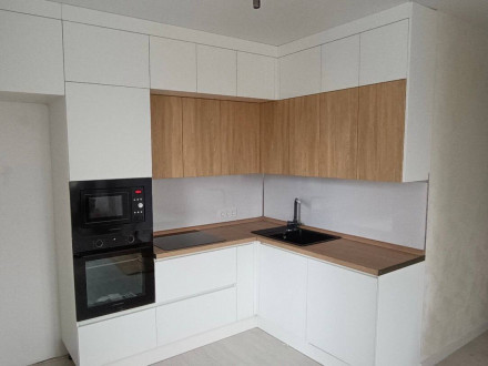 Угловая белая мини-кухня с разноуровневыми навесными шкафами - фото - 2