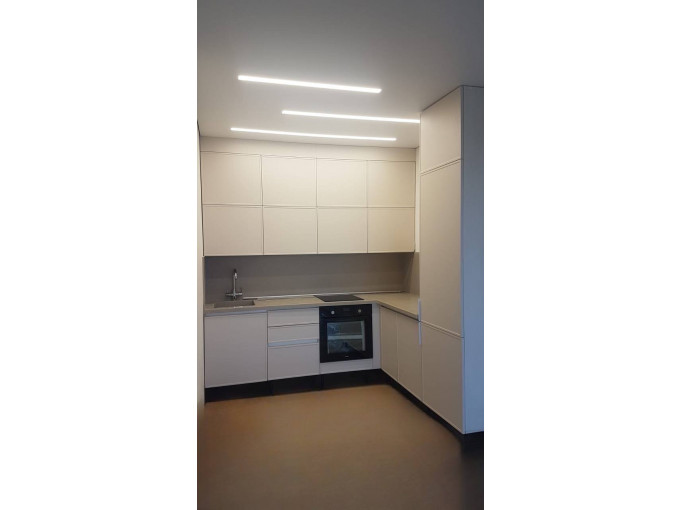 Белая угловая кухня с матовыми фасадами под потолок - фото - 2