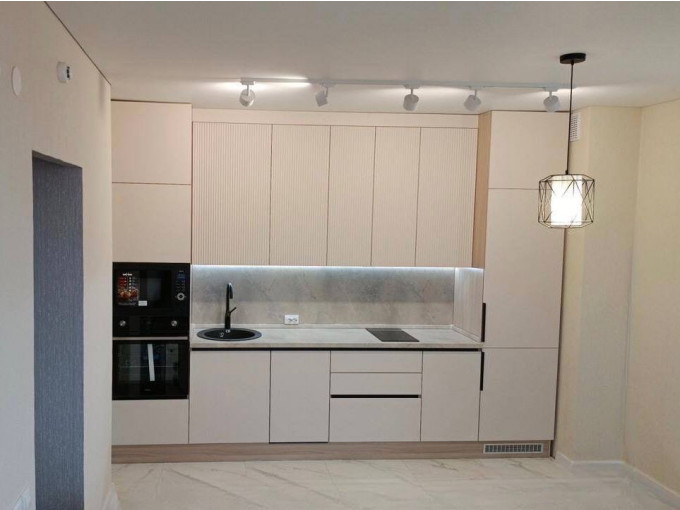 Белая линейная кухня с рифлеными фасадами под потолок - фото - 1