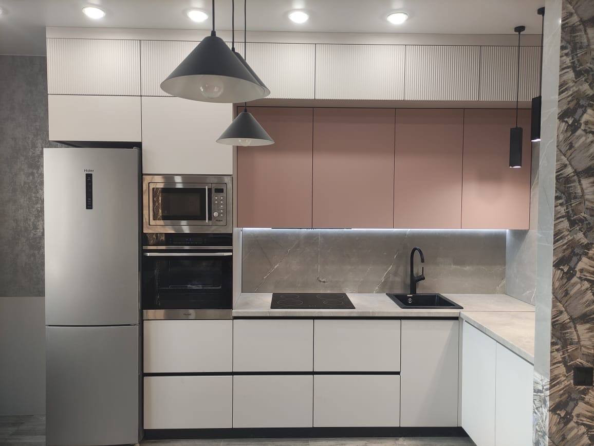 Угловая белая кухня с розовыми акцентными навесными шкафами - фото - 3