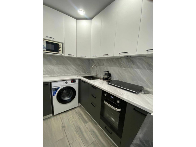 Угловой кухонный гарнитур в бело-серой гамме - фото - 2
