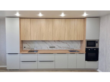 Прямая кухня с древесными комбинированными фасадами - фото - 1
